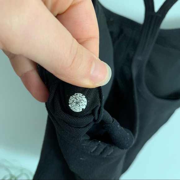 Lululemon - Black Tank Top w Sports Bra - Picture 4 of 4